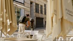 Un hombre se refresca en una fuente p�blica en Lugo