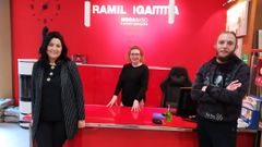 De izquierda a derecha, Carla Iglesias, de La Guagua; Regina Ramil, de Ramil Gamma; y Juli�n L�pez Ramil, de L�a Custom Guitars, los tres en Ares