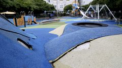 Los parques infantiles  con suelo de caucho quedaron exentos de la normativa porque el pavimento est� encapsulado, lo que, en teor�a, evita la liberaci�n de micropl�sticos. Sin embargo, el granulado t�xico puede escaparse y desprenderse  al medio cuando el material est� roto, como se aprecia esta imagen de un recinto infantil de Santiago, ubicado en la c�ntrica plaza Roja.