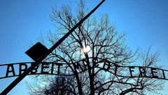 Letrero a la entrada del campo de concentraci�n nazi de Auschwitz, en Polonia