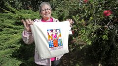 Pilar Bern�rdez Tato, este martes en Pontevedra, sonr�e mientras muestra una bolsa de Adicam, la asociaci�n que la arrop� durante y despu�s del c�ncer