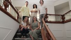 Ernesto, Ken, Alberto, M�riam con Luc�a, la responsable de Coliving Coruna en las escaleras del piso, un d�plex de 300 metros