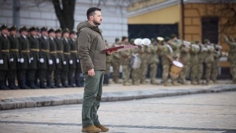 El presidente ucraniano Zelenski, en una imagen de archivo, rinde homenaje a las tropas en el primer aniversario del inicio de la invasi�n