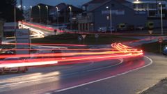 Imagen de esta pasada noche de la rotonda de la AC-552, de la que partir� la circunvalaci�n, prevista en los presupuestos de la Xunta. Y tambi�n incluyen ampliar al pol�gono, con el que conecta