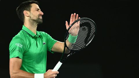 Djokovic aplaude un punto de Alcaraz