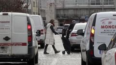 Una mujer cruza por uno de los pasos de peatones donde se colocaron nuevas luces