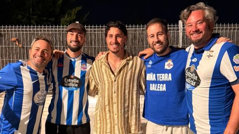 Jos&eacute; Mar&iacute;a Gim&eacute;nez, en el centro de la imagen, junto a Erick Cabaco (segundo por la izquierda) y Jacobo Torres (cuarto por la izquierda) y varios amigos en la noche en la que firm&oacute; por el Deportivo.