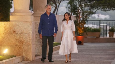 El Rey Felipe VI y la Reina Letizia, durante la recepci�n a una representaci�n de la sociedad balear en el Palacio de Marivent