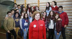 La profesora Ana Santos, en el gimnasio del instituto, con parte de los alumnos que participaron en el proyecto �Acroshow�. 