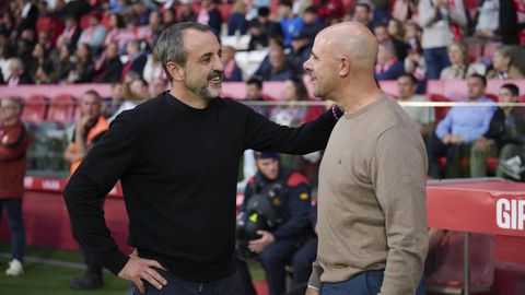 El entrenador del Girona, Quique &Aacute;lvarez, saludando al del Celta Fortuna, Fredi &Aacute;lvarez, antes del duelo entre sus equipos en Montilivi.