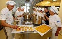 Varios de los participantes del curso de cocina, que dura 848 horas, trabajando ayer en el F�rum. 