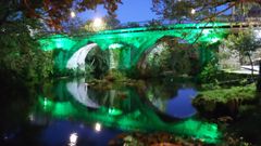 Puente de Ponte Caldelas estrena sistema de iluminaci�n y luce de color verde con motivo del D�a Mundial del Medio Ambiente