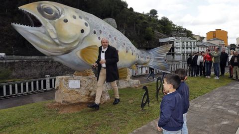 El alcalde pontenov�s ante la gran figura de la trucha inaugurada en A Pontenova