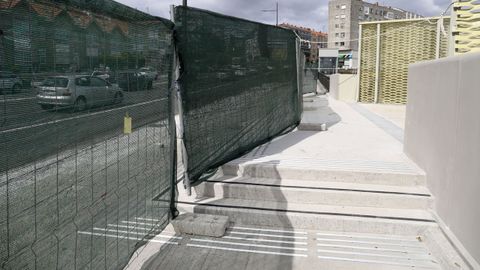 Los accesos a la pasarela desde el Hrreo quedan pendientes de mejorar