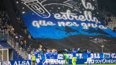 Los jugadores del Real Oviedo saludan a la afici�n, con el tifo del Fondo Norte desplegado