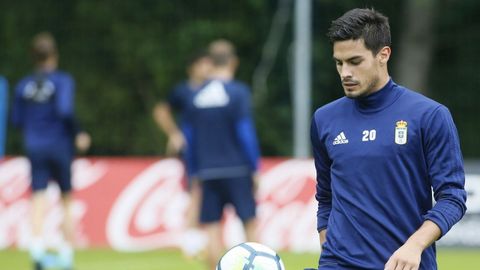 Guillermo Cotugno durante un entrenamiento con el Real Oviedo