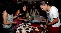 <span lang= es-es >Vimianzo</span>. La gastronom�a tambi�n estuvo presente en las Prefestas de Vimianzo. Los asistentes disfrutaron con el churrasco, pero tambi�n con las actuaciones que hubo toda la noche.