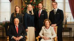 Felicitaci�n navide�a con�los reyes Harald y Sonia de Noruega; los pr�ncipes herederos, Haakon y Mette-Marit, junto a sus hijos, la princesa Ingrid y el pr�ncipe Sverre Magnus