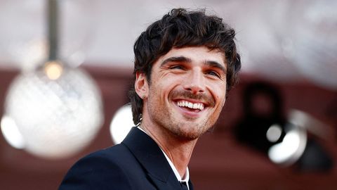 Jacob Elordi, que interpreta a Elvis, en la alfombra roja.