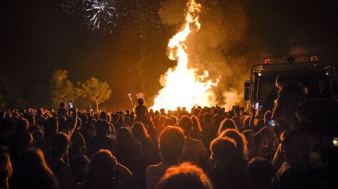 Hoguera de A Seca, en Poio, la noche de San Xo�n