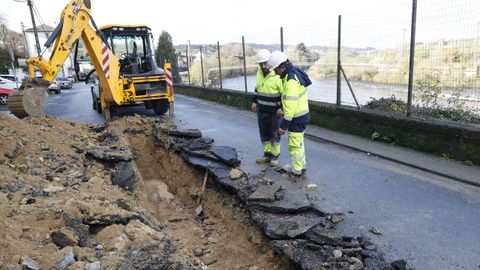 Operarios municipales intentaban resolver este mediod�a las fugas en Ferm�n Rivera