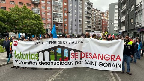 Manifestacin en Avils contra el cierre de la lnea Sekurit de Saint Gobain