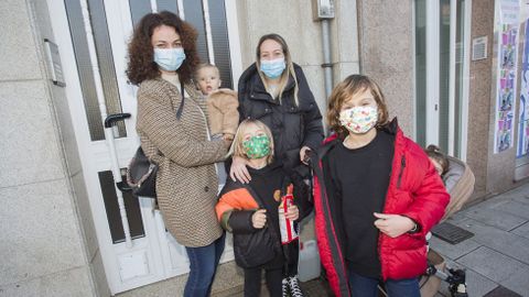 Ilusionante espera y recorrido de los Reyes por Carballo