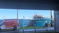 Los bomberos y la Polic&iacute;a Local&nbsp;durante su intervenci&oacute;n en los&nbsp;ba&ntilde;os p&uacute;blicos de San Diego