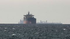 Imagen de dos barcos, este s�bado, en el estrecho de Ormuz