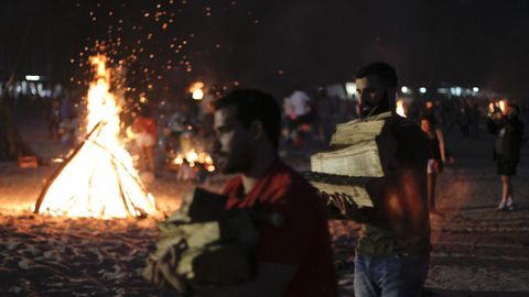 La playa de A Magdalena, en Cabanas, es uno de los principales puntos de reuni�n de los j�venes.