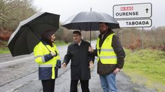 El delegado del Gobierno en Galicia, Pedro Blanco (centro) present en Taboada el plan de mejora de la carretera N-540 acompaado por la subdelegada Isabel Rodrguez y el alcalde Roi Rigueira 