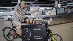 Andr�s Souto, con su bicicleta de Panzi�o, en el mercado de Monte Alto.