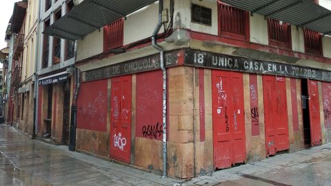 Entre las calles Canniga y Mon de Oviedo an queda el cartel de la que fue fbrica de chocolate La Popular, de Armando G. Ojanguren, que luego fundara la famosa academia mercantil