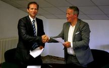 Ricardo Dur�n y Xavier Freire, en el momento de la firma del contrato. 
