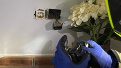 Instalación eléctrica dañada, en el interior del establecimiento de la calle Velázquez