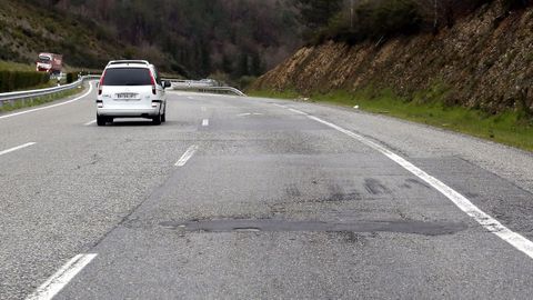 Subida de O Cereixal, con el carril derecho destrozado