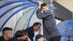 Gerard Piqu�, en el banquillo del Andorra, en un partido contra el Mirand�s