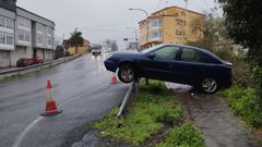 Coche montado en un guarda ra�l por el mal tiempo, en Cabanas