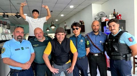 Taeho Lee (con gafas de sol), de la polica de Corea, junto a sus compaeros de la OMAP el carabinieri Michele S.; Juliao Melo, de la GNR de Portugal; Bort Emjo, de la gendarmera de Francia; y Manuel Pieiro, del destacamento de A Corua de la Guardia Civil. Todos ellos solan empezar juntos la jornada disfrutando de las tostadas y tortilla de Arca Gourmet y se llevaron la receta para compartirla en sus pases con amigos y familiares. En la foto, posan con el dueo de este local, Mariano Aponte, y su hijo Adrin.