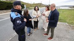 Bel�n do Campo y el alcalde y la teniente de alcalde de Mux�a, en la entrada a la villa