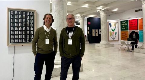 El galerista Pablo Pardo de AF Vigo y el artista vigu�s Luis Carballo en la feria de arte contempor�neo Just Mad