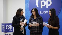 Elena Candia, Paula Prado y Nicole Grueira, de izquierda a derecha, en la sede del PP en Lugo, atacada en d�as pasados con pintadas