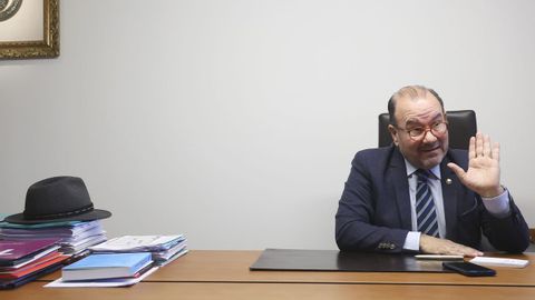 O reitor da USC, Antonio Lpez, onte no seu despacho de San Xerome