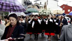 La imagen es portada por mujeres vestidas con el traje tradicional