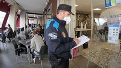 Un agente de la Polic�a Local de Rianxo, en una fotograf�a de archivo controlando el aforo de un local