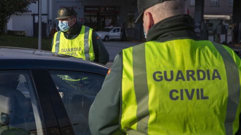 Imagen de archivo de agentes de la Guardia Civil durante un operativo