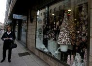 Los comercios han sacado ya al escaparate, hace d�as, sus ajuares navide�os.