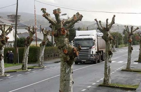 Imagen de una calle del poblado, que Endesa deber� mejorar seg�n el convenio de la cesi�n.