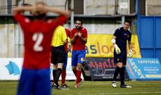 Claudio protest� una falta de Miguel en la jugada que despu�s se saldo con la pena m�xima a Pato y el correspondiente empate 2-2.