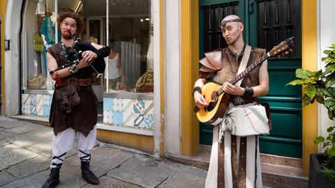 Dos de los artistas que animan la Feira das Marabillas